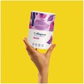 Hand houdt een blik Nutribites collageenpoeder met frambozenafbeeldingen vast tegen een gele achtergrond.