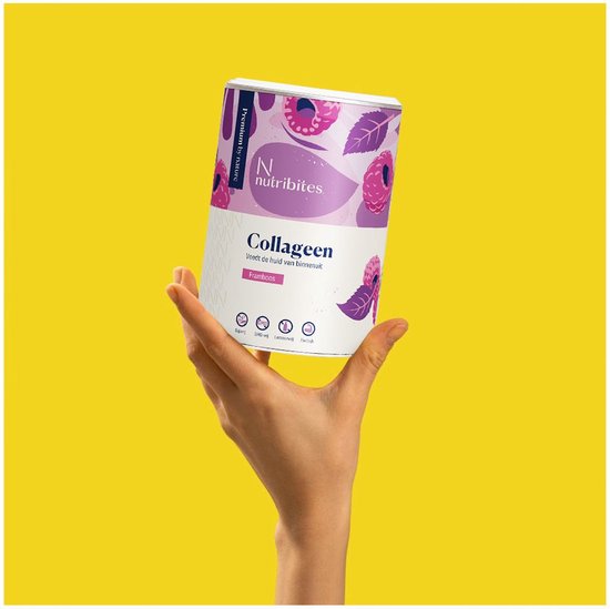 Hand houdt een blik Nutribites collageenpoeder met frambozenafbeeldingen vast tegen een gele achtergrond.