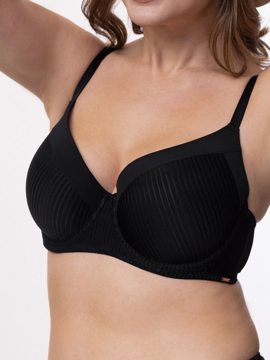 Model draagt een zwarte beugel BH met ribbelstructuur.