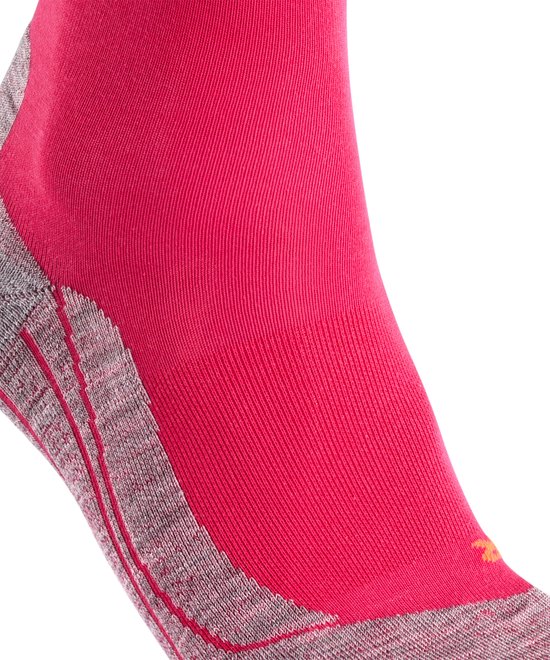 Detailopname van roze Falke hardloopsok met grijze accenten en ribbelpatroon.