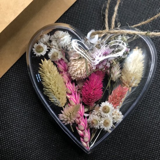 Droogbloemenkaart "hart onder de riem" en hart met roze droogbloemen | liefde | kaart | wDroogbloemen Wenskaart met Hart – “Hart onder de Riem” – Cadeaukaart Sterkte & Liefde – Decoratie Droogbloemen – Beterschap & Support
