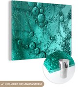 MuchoWow® Glasschilderij 120x90 cm - Schilderij acrylglas - Druppels op een turquoise achtergrond - Foto op glas - Schilderijen