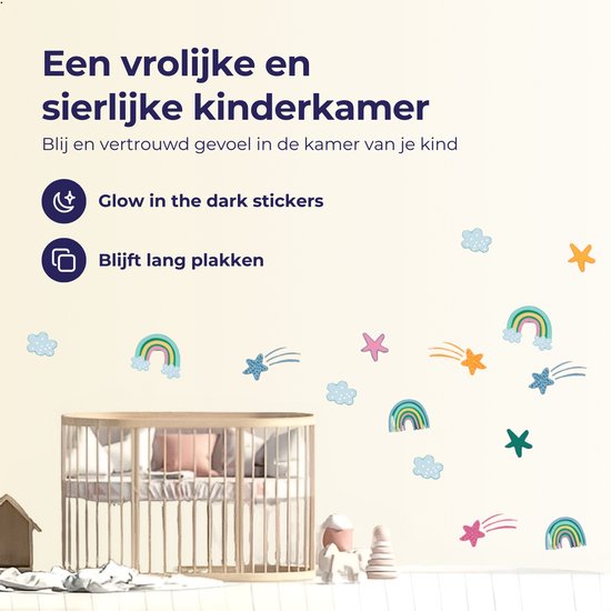 Glow in the dark muurstickers met sterren, regenbogen en wolken in een kinderkamer.