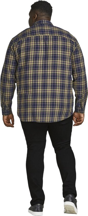 Man met geruite blouse, staand, van achteren gezien.