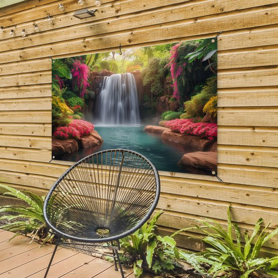 Une affiche représentant une cascade dans une jungle tropicale avec des fleurs rose vif et de l'eau bleu clair, accrochée à une clôture en bois.