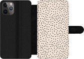 Bookcase Geschikt voor iPhone 11 Pro Max telefoonhoesje - Stip - Beige - Zwart - Met vakjes - Wallet case met magneetsluiting