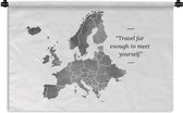 Wandkleed - Wanddoek - Europakaart in grijze waterverf met de quote "Travel far enough to meet yourself." - zwart wit - 60x40 cm - Wandtapijt