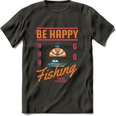 Be Happy Go Fishing - Vissen T-Shirt | Oranje | Grappig Verjaardag Vis Hobby Cadeau Shirt | Dames - Heren - Unisex | Tshirt Hengelsport Kleding Kado - Donker Grijs - 3XL