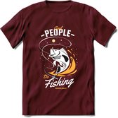 Cool People Do Fishing - Vissen T-Shirt | Geel | Grappig Verjaardag Vis Hobby Cadeau Shirt | Dames - Heren - Unisex | Tshirt Hengelsport Kleding Kado - Burgundy - S