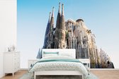 Behang - Fotobehang Zijaanzicht van de Sagrada Familia Barcelona - Breedte 600 cm x hoogte 400 cm