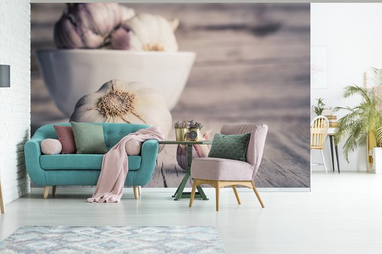Behang - Fotobehang Knoflookbollen en kruidnagels op een houten ondergrond - Breedte 390 cm x hoogte 260 cm
