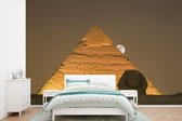Behang - Fotobehang De maan achter de piramides en de Sfinx van Gizeh - Breedte 525 cm x hoogte 350 cm