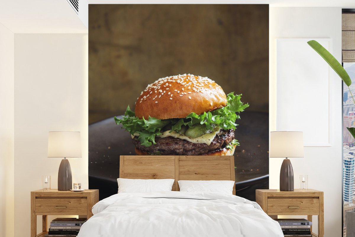 Behang - Fotobehang Smeuïge hamburger op een donker bord - Breedte 160 cm x hoogte 220 cm