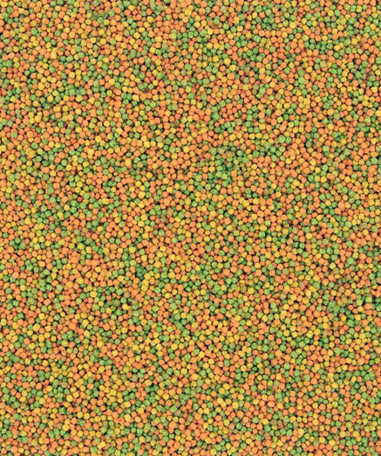 Een close-up van NutriBird B14 pellets in de kleuren groen, rood en oranje.