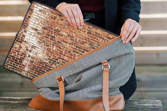 Housse pour ordinateur portable 17 pouces 41x32 cm - Mur de pierre - Housse pour Macbook & Laptop Image plein cadre d'un mur de briques rouges à contraste élevé avec une touche de peinture blanche - Housse pour ordinateur portable avec photo