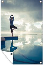 Tuinposters buiten Een vrouw beoefend yoga in de buurt van een zwembad - 60x90 cm - Tuindoek - Buitenposter