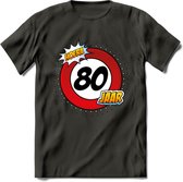 80 Jaar Hoera Verkeersbord T-Shirt | Grappig Verjaardag Cadeau | Dames - Heren | - Donker Grijs - XXL