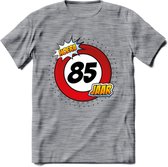 85 Jaar Hoera Verkeersbord T-Shirt | Grappig Verjaardag Cadeau | Dames - Heren | - Donker Grijs - Gemaleerd - L