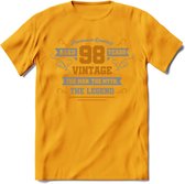 98 Jaar Legend T-Shirt | Goud - Zilver | Grappig Verjaardag Cadeau | Dames - Heren | - Geel - M