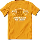 97 Jaar Legend T-Shirt | Goud - Wit | Grappig Verjaardag en Feest Cadeau Shirt | Dames - Heren - Unisex | Tshirt Kleding Kado | - Geel - M