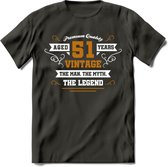 51 Jaar Legend T-Shirt | Goud - Wit | Grappig Verjaardag en Feest Cadeau Shirt | Dames - Heren - Unisex | Tshirt Kleding Kado | - Donker Grijs - M