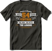 54 Jaar Legend T-Shirt | Goud - Wit | Grappig Verjaardag en Feest Cadeau Shirt | Dames - Heren - Unisex | Tshirt Kleding Kado | - Donker Grijs - M