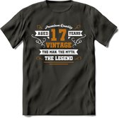 17 Jaar Legend T-Shirt | Goud - Wit | Grappig Verjaardag en Feest Cadeau Shirt | Dames - Heren - Unisex | Tshirt Kleding Kado | - Donker Grijs - L