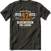 47 Jaar Legend T-Shirt | Goud - Wit | Grappig Verjaardag en Feest Cadeau Shirt | Dames - Heren - Unisex | Tshirt Kleding Kado | - Donker Grijs - XL