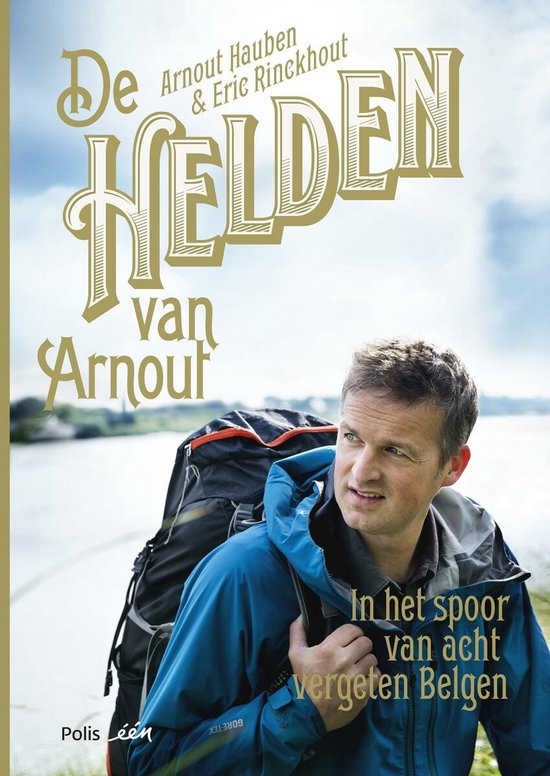 Boekomslag 'De helden van Arnout' met een man met rugzak in outdoor kleding, water en lucht op achtergrond.