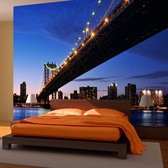 Fotobehang - Manhattan Bridge 's avonds verlicht.