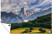 Muurdecoratie Uitzicht op de bergen van Picos de Europa in Spanje - 180x120 cm - Tuinposter - Tuindoek - Buitenposter