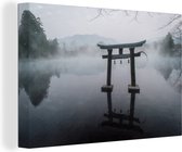 Canvas Schilderij Zwart-wit foto van een Japanse torii poort op het water - 30x20 cm - Wanddecoratie