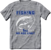 Fishing Has No Age Limit - Vissen T-Shirt | Blauw | Grappig Verjaardag Vis Hobby Cadeau Shirt | Dames - Heren - Unisex | Tshirt Hengelsport Kleding Kado - Donker Grijs - Gemaleerd