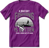 A Bad Day Fishing - Vissen T-Shirt | Grijs | Grappig Verjaardag Vis Hobby Cadeau Shirt | Dames - Heren - Unisex | Tshirt Hengelsport Kleding Kado - Paars - S