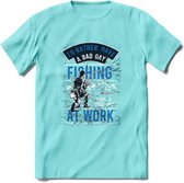 A bad Day Fishing - Vissen T-Shirt | Blauw | Grappig Verjaardag Vis Hobby Cadeau Shirt | Dames - Heren - Unisex | Tshirt Hengelsport Kleding Kado - Licht Blauw - L
