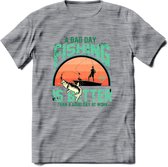 A Bad Day Fishing - Vissen T-Shirt | Aqua | Grappig Verjaardag Vis Hobby Cadeau Shirt | Dames - Heren - Unisex | Tshirt Hengelsport Kleding Kado - Donker Grijs - Gemaleerd - XXL