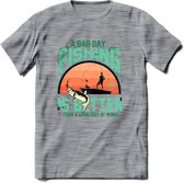 A Bad Day Fishing - Vissen T-Shirt | Aqua | Grappig Verjaardag Vis Hobby Cadeau Shirt | Dames - Heren - Unisex | Tshirt Hengelsport Kleding Kado - Donker Grijs - Gemaleerd - M