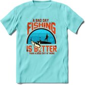 A Bad Day Fishing - Vissen T-Shirt | Oranje | Grappig Verjaardag Vis Hobby Cadeau Shirt | Dames - Heren - Unisex | Tshirt Hengelsport Kleding Kado - Licht Blauw - L