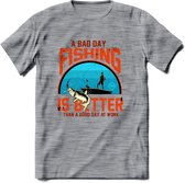 A Bad Day Fishing - Vissen T-Shirt | Oranje | Grappig Verjaardag Vis Hobby Cadeau Shirt | Dames - Heren - Unisex | Tshirt Hengelsport Kleding Kado - Donker Grijs - Gemaleerd - 3XL