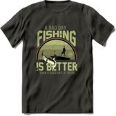 A Bad Day Fishing - Vissen T-Shirt | Groen | Grappig Verjaardag Vis Hobby Cadeau Shirt | Dames - Heren - Unisex | Tshirt Hengelsport Kleding Kado - Donker Grijs - L