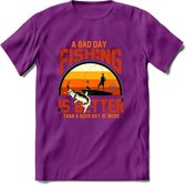 A Bad Day Fishing - Vissen T-Shirt | Grappig Verjaardag Vis Hobby Cadeau Shirt | Dames - Heren - Unisex | Tshirt Hengelsport Kleding Kado - Paars - XL