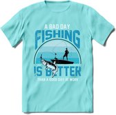 A Bad Day Fishing - Vissen T-Shirt | Blauw | Grappig Verjaardag Vis Hobby Cadeau Shirt | Dames - Heren - Unisex | Tshirt Hengelsport Kleding Kado - Licht Blauw - L
