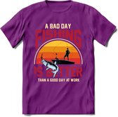 A Bad Day Fishing - Vissen T-Shirt | Grappig Verjaardag Vis Hobby Cadeau Shirt | Dames - Heren - Unisex | Tshirt Hengelsport Kleding Kado - Paars - L