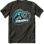 Fishing - Vissen T-Shirt | Grappig Verjaardag Vis Hobby Cadeau Shirt | Dames - Heren - Unisex | Tshirt Hengelsport Kleding Kado - Donker Grijs - S