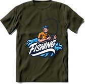 Fishing - Vissen T-Shirt | Grappig Verjaardag Vis Hobby Cadeau Shirt | Dames - Heren - Unisex | Tshirt Hengelsport Kleding Kado - Leger Groen - S