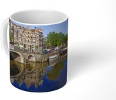 Mok - De Brouwersgracht in Amsterdam weerkaatst de blauwe lucht - 350 ML - Beker