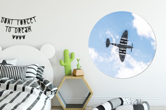 WallCircle - Wandcirkel ⌀ 150 - Een spitfire vliegtuig van onderen bij een wolkenlucht - Ronde schilderijen woonkamer - Wandbord rond - Muurdecoratie cirkel - Kamer decoratie binnen - Wanddecoratie muurcirkel - Woonaccessoires