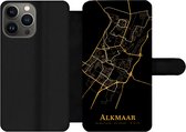 Bookcase Geschikt voor iPhone 13 Pro Max telefoonhoesje - Alkmaar - Stadskaart - Goud - Zwart - Met vakjes - Wallet case met magneetsluiting