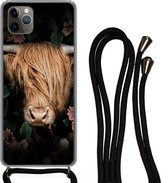 Hoesje met koord Geschikt voor iPhone 11 Pro Max - Schotse hooglander - Koe - Bladeren - Siliconen - Crossbody - Backcover met Koord - Telefoonhoesje met koord - Hoesje met touw
