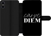Bookcase Geschikt voor iPhone XS Max telefoonhoesje - Spreuken - Carpe diem - Quotes - Pluk de dag - Met vakjes - Wallet case met magneetsluiting